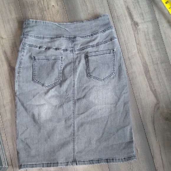 The MAIN STREET EXCHANGE Sara' Classic Knee Length Denim Skirt in Charcoal - Picture 3 of 5